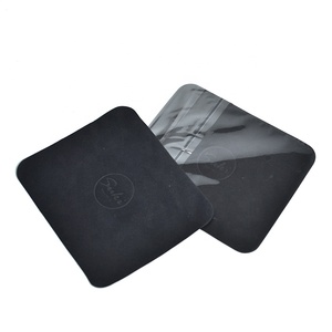 Chiffon de nettoyage en microfibre noir avec logo en relief personnalisé <span class=keywords><strong>pour</strong></span> <span class=keywords><strong>lunettes</strong></span> de soleil bijoux de verres - Product Image 4