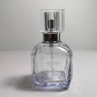 Flacon de parfum élégant mini portable en verre, forme carrée avec impression sérigraphique et marquage à chaud, design tendance, pulvérisateur à pompe scellé