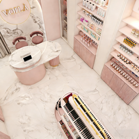 Sweet Luxe Makeup Boutique avec étagères ouvertes superposées personnalisées et stand d'affichage central rotatif éclairé parLED