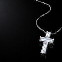 Collier Pendentif Croix en Moissanite Taille Baguette Pierre Principale Vente en Gros Style Classique Unisexe pour Hommes et Femmes