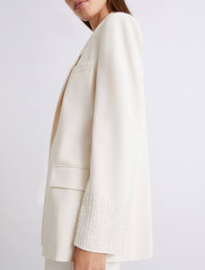 Elegante Blazer Blanco de Un Solo Pecho con Puños con Pedrería, Solapa con Muescas y Bolsillos con Solapa, Ideal para Eventos Formales - Product Image 4