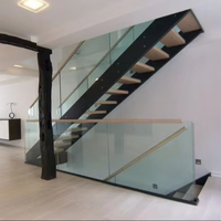 Escalier moderne en bois massif et marbre, avec marches ouvertes, garde-corps en verre durable, design droit pour appartements, métal écologique