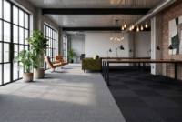 Ubin Karpet Kantor Modern Bebas Bitumen 50x50cm Alas Non-Woven Lantai Modular PP Abu-Abu Muda Custom Arang Sekolah Perjalanan