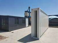 Maison Extensible de Luxe en Acier au Design Mid-Century Moderne, Suite Modulaire Écologique et Étanche à Énergie Solaire pour Hôtels de Luxe Autonomes