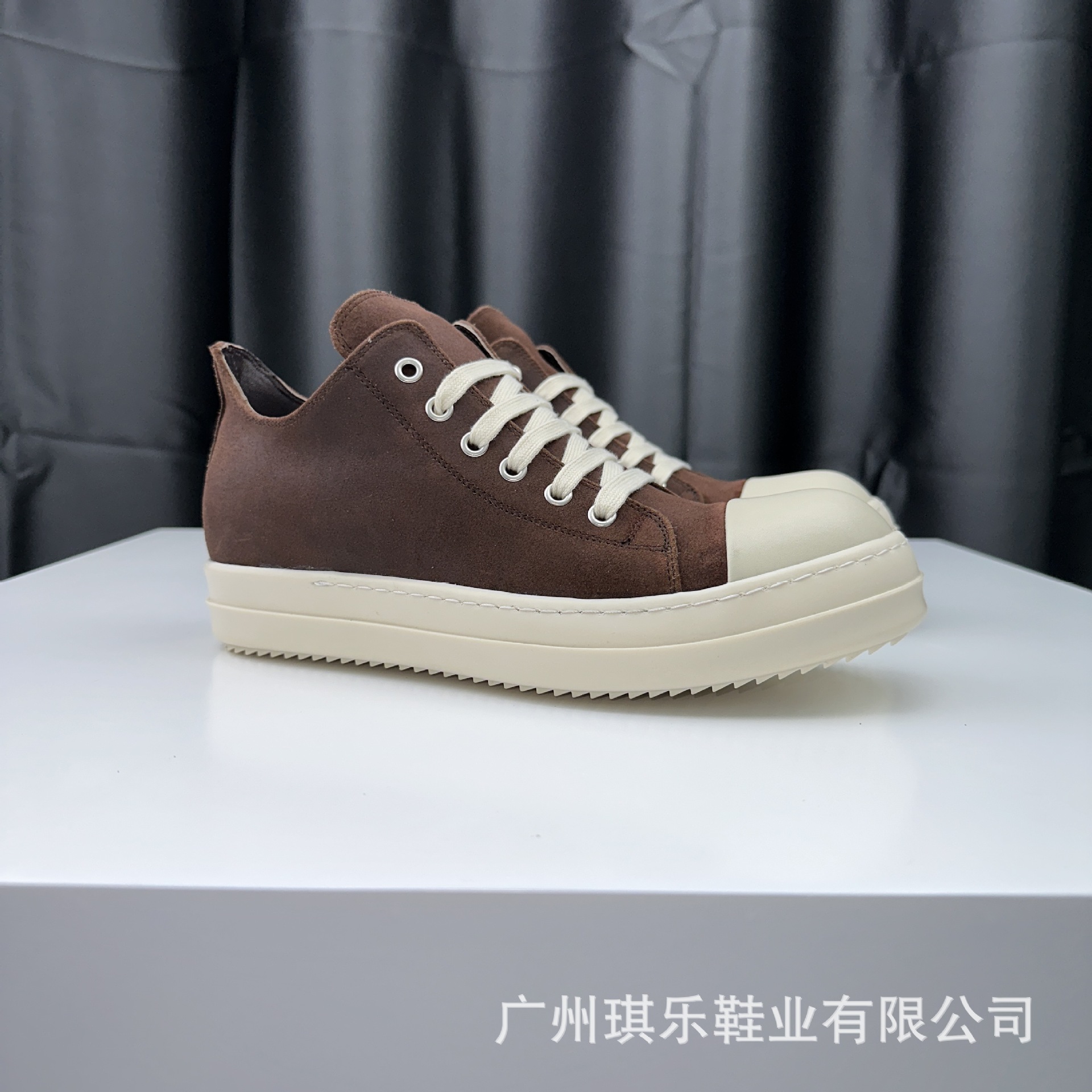 Cuir RO marron foncé, coupe basse.