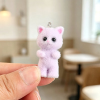 Schattige, gevlokte, staande kattenhanger van hars, multicolor, gevlokte harsmallen, cartoon gevlokte kattenharscharms voor decoratie