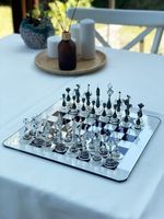 Coffret d'échecs en bois et résine personnalisé, pièces d'échecs rouges et noires, jeu d'échecs de luxe fait main pour enfants - Artisanat Tayyab, logo personnalisé
