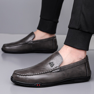 Mocassins en cuir pour hommes à bout rond, à enfiler, avec semelle extérieure en caoutchouc antidérapante, en cuir massif, avec logo, chaussures décontractées et tendance pour l'automne - Product Image 2