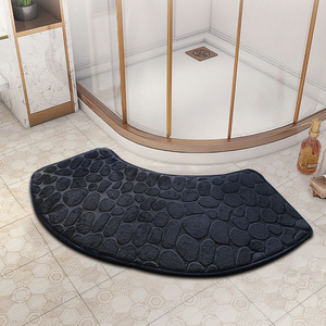 Tapis de bain Cangming en polaire corail, en forme d'éventail, antidérapant, absorbant, lavable, moderne, simple, pour salle de bain commerciale - Product Image 1