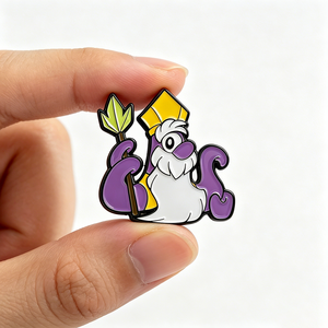 Spilla in smalto all'ingrosso con personaggio polpo mago, spilla a forma di creatura marina con cappello da vescovo giallo per merchandising di giochi <span class=keywords><strong>fantasy</strong></span> e regali per hobby - Product Image 3