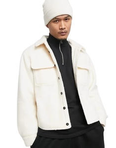 <span class=keywords><strong>Giacca</strong></span> in pile <span class=keywords><strong>bianca</strong></span> con colletto spalancato in lana trapuntata con fodera in lana con bottone con abbottonatura tasche <span class=keywords><strong>oversize</strong></span> - Product Image 1