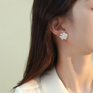 <span class=keywords><strong>Orecchini</strong></span> a Perno <span class=keywords><strong>in</strong></span> Argento 925 con Design Floreale di Lusso Francese, <span class=keywords><strong>Perle</strong></span> d'Acqua Dolce Naturali, Accessorio per Orecchie <span class=keywords><strong>in</strong></span> Vera Perla per Donne - Product Image 6