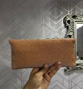 Bolso de cuentas hecho a mano con detalles de perlas y lentejuelas, forro de satén suave y diseño de asa superior para un estilo retro elegante. - Product Image 4