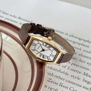 2025 nouvelle montre pour femme rétro en forme de Tonneau cadran Simple montre à Quartz élégant bracelet en cuir montre-bracelet - Product Image 4