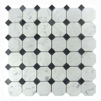 Mosaïque de carreaux de marbre blanc de Carrare octogonal, poli et affûté, avec points noirs purs, pour salle à manger de villa au design moderne