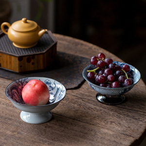 Plateau à fruits sur pieds en porcelaine bleue et blanche, style rétro, pour servir des desserts lors de fêtes ou dans le salon. - Product Image 4