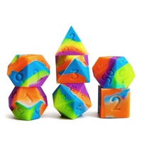 Lot de 7 dés polyédriques en silicone personnalisés avec logo, 16 mm, bords tranchants, arc-en-ciel, pour jeux de rôle de table