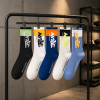Chaussettes de sport montantes pour hommes en nylon/coton, idéales pour le basketball et la course, printemps-automne, pour activités extérieures, anti-transpiration, désodorisantes, avec logo tissé sur le bord.