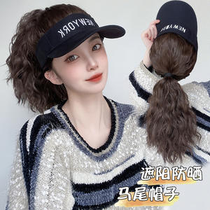 Chapeau de soleil d'été tendance avec perruque intégrée, cheveux longs bouclés, frange latérale, fibre Kanekalon, ligne de cheveux naturelle pour femmes - Product Image 4