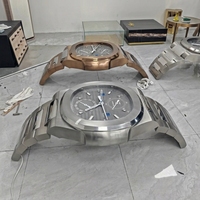 Table basse sur mesure en acier inoxydable avec horloge en quartz, miroir doré, pour projet de design de villa de luxe