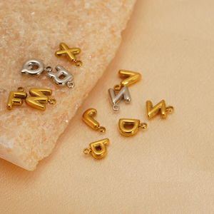 Breloques Lettres Alphabet en Acier Inoxydable Plaqué Or 18K Tendance A-Z Pendentifs Initiaux pour Fabrication de Bijoux DIY Colliers Enfants - Product Image 3