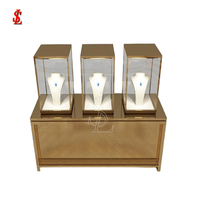 Luxuriöse Holz-Schmuckvitrine Glasvitrine mit LED-Beleuchtung Goldfarbener Metallsockel Einzelhandels-Boutique Insel-Aufbewahrungsmöbel