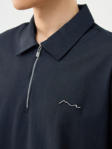 <span class=keywords><strong>เสื้อโปโล</strong></span>ผู้ชายแบบลำลอง น้ำหนักเบา สีดำ ครึ่งซิป ปักลายภูเขาแบบมินิมอล พร้อมปักโลโก้ OEM ตามสั่ง - Product Image 4