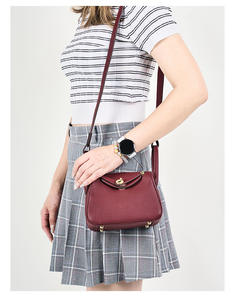 กระเป๋าสะพายข้างผู้หญิงสไตล์วินเทจสุดชิค ดีไซน์มินิมอลและใช้งานได้หลากหลาย ทำจากหนังวัวแท้คุณภาพสูง เหมาะสำหรับฤดูร้อนและฤดูใบไม้ผลิ - Product Image 2