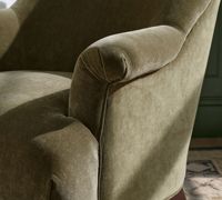 Chaise de luxe moderne avec accoudoirs roulants, pieds en bois d'hévéa brun, coussins fixes, ressorts en acier anti-affaissement, qualité professionnelle
