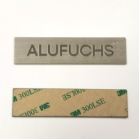 Plaque signalétique en acier inoxydable gravée sur mesure avec logo en relief, surface miroir, étiquette adhésive en métal
