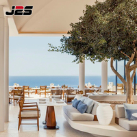 Ensemble de meubles de restaurant en teck d'extérieur moderne et durable J2S avec table ronde en bois et chaises pour utilisation commerciale sur la terrasse d'un hôtel