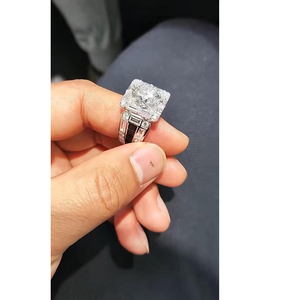 Bague de fiançailles élégante en or blanc 14 carats avec diamant rond de 2,00 carats cultivé en laboratoire, style Art Déco, émail, bijoux fins - Product Image 1