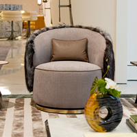 Fauteuil d'appoint contemporain avec base dorée, garniture en fausse fourrure et coussin en cuir pour chambre à coucher
