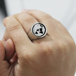 Anillo Redondo con Mapa del Mundo Grabado con Láser, 22 mm, Dorado, Joyería de Moda para Hombre, Regalo - Product Image 3