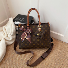 Mochila de Diseño de Último Modelo, Personalizada de Alta Gama, Poliéster de Lujo con Botón Sólido, Portátil y Elegante - Product Image 3