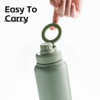 Bouteille d'eau avec couvercle magnétique et support de téléphone en acier inoxydable à double paroi pour le voyage Bouteille d'eau de camping de 24oz avec anneau magnétique