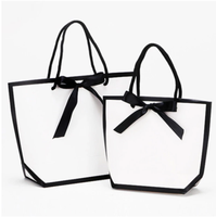 Sac en papier carton blanc avec ruban noir Boîtes d'emballage Shopping Sac à main Boîte à lunch Conteneur alimentaire Bowknot Cadeaux Sacs