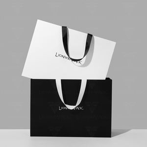 حقيبة ورقية من lionrapack OEM بشعار مطبوع مخصص ملابس فاخرة للتسوق قابلة لإعادة التدوير - Product Image 5