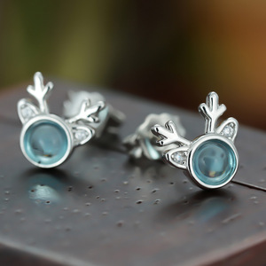 Mini orecchini a forma di cervo per donna, stile pietra traslucida, gioielli alla moda dolci ed eleganti - Product Image 2