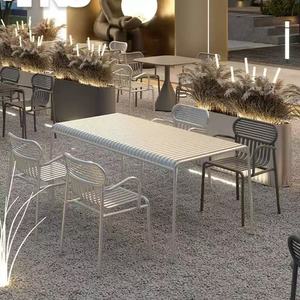 Ensemble de table à manger en fer forgé moderne pour l'extérieur avec plateau rayé et 4 chaises pour patio, jardin ou cour - Product Image 1