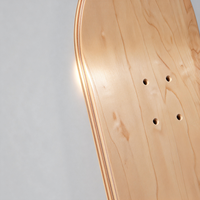 Construit avec du bois d'érable canadien à 7 plis, ce skateboard résiste jusqu'à 3 fois plus longtemps que les modèles traditionnels, vous faisant économiser de l'argent à long terme.