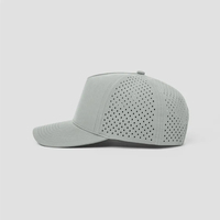 Vente en gros de chapeaux de golf vierges respirants de style classique casquettes de baseball perforées personnalisées à 5 panneaux découpées au laser