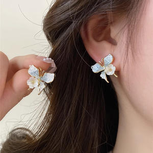 Aretes de Botón Dulces y Lindos de Primavera Verano para Mujer Estilo Coreano con Degradado Azul y Rosa de Cristal Mariposa Concha y Flor al por Mayor - Product Image 3