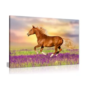 صورة جدارية فنية لفصوص الحيوانات الخشبية وهي صورة حصان أحمر يجري في حقل لافندر وملصق لوحة للحيوانات البرية لتزيين المنزل
