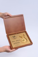 Plaque en bois rouge personnalisée en gros trophée en métal avec boîte en bois disponible pour les commandes en gros récompenses avec danse