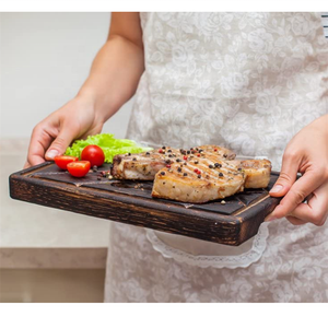 Plateau en bois de chêne clair, épais et solide, fait à la main, un design Unique, pour les steaks - Product Image 4