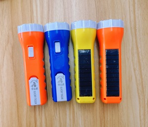 Torcia LED YM-03 ad alta luminosità con ricarica solare, <span class=keywords><strong>non</strong></span> <span class=keywords><strong>preoccuparti</strong></span> di interruzioni di corrente, bestseller in Africa - Product Image 2