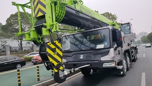 Grue hydraulique mobile 2107 <span class=keywords><strong>KN</strong></span>.m ZTC550H5 55 tonnes, grue de chantier avec une forte capacité de levage et une grande stabilité - Product Image 4