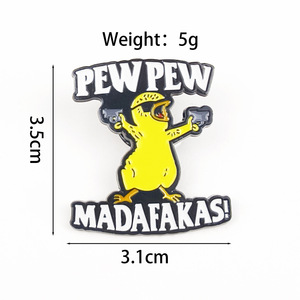 Broche de dibujos animados de pollo amarillo con letras inglesas personalizadas y diseño de doble pistola, insignia para ropa y bolsos - Product Image 4