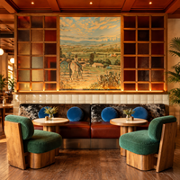 Ensemble de mobilier de restaurant sur mesure : banquettes commerciales, chaises de salle à manger, tables et mobilier de bar pour projets hôteliers